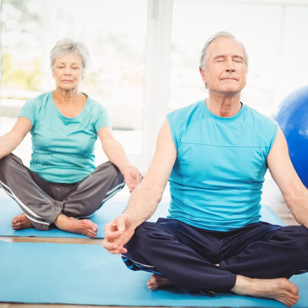 couple-senior-yoga-c1x4ium9u5fvys7m